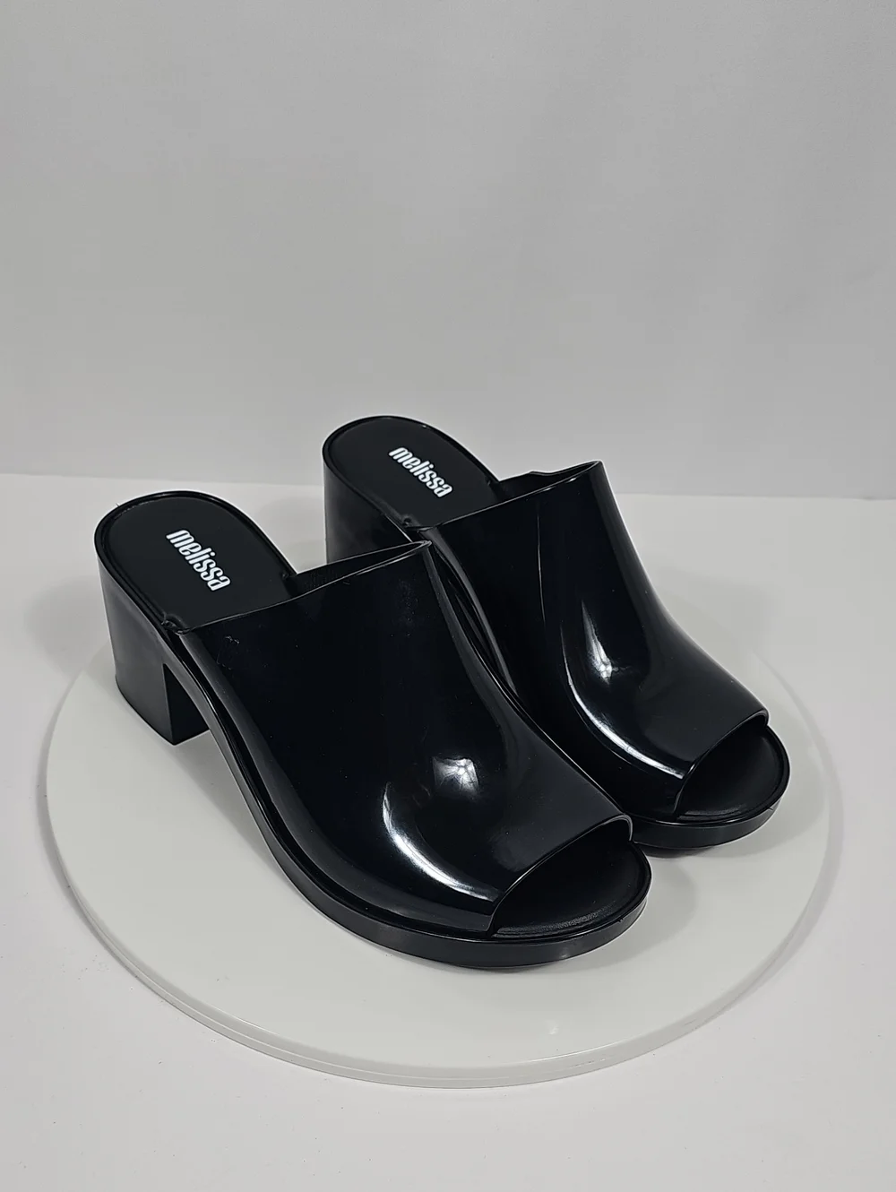 Melissa modern minimalist